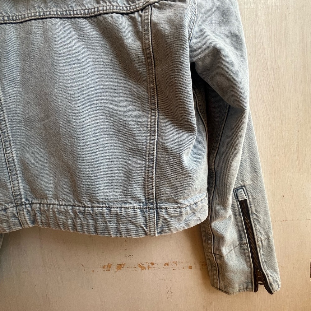 LEVI"S Retro Faux Fur Trim Zip-Up Denim Trucker Jacket - Picture 8 of 13